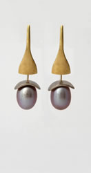 Drop earrings in gold with lilac coloured Pearls